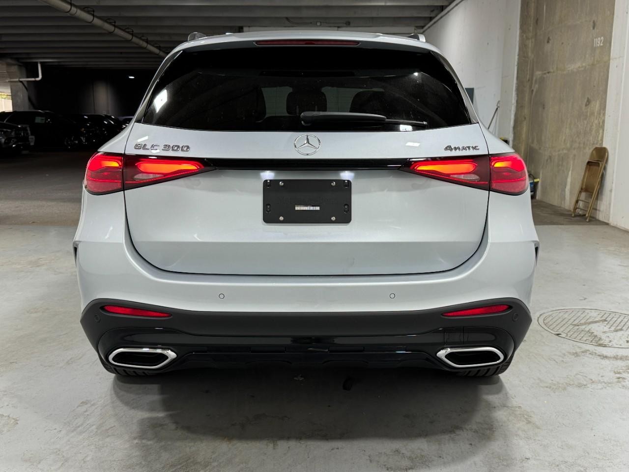 Mercedes-Benz GLC Vehicle Full-screen Gallery Image 9