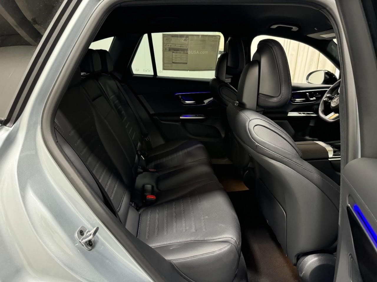 Mercedes-Benz GLC Vehicle Full-screen Gallery Image 10