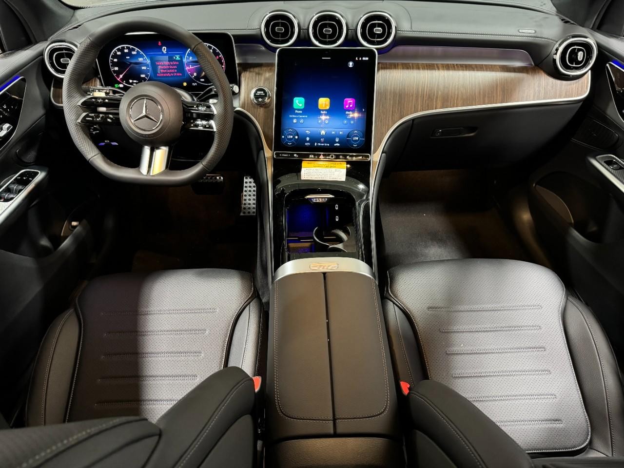 Mercedes-Benz GLC Vehicle Full-screen Gallery Image 11