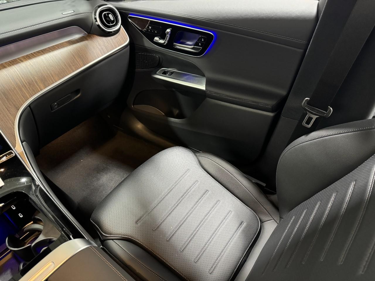 Mercedes-Benz GLC Vehicle Full-screen Gallery Image 14