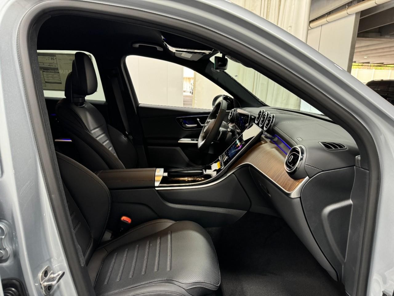 Mercedes-Benz GLC Vehicle Full-screen Gallery Image 15