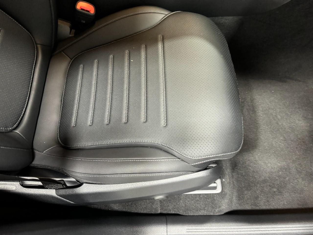 Mercedes-Benz GLC Vehicle Full-screen Gallery Image 16