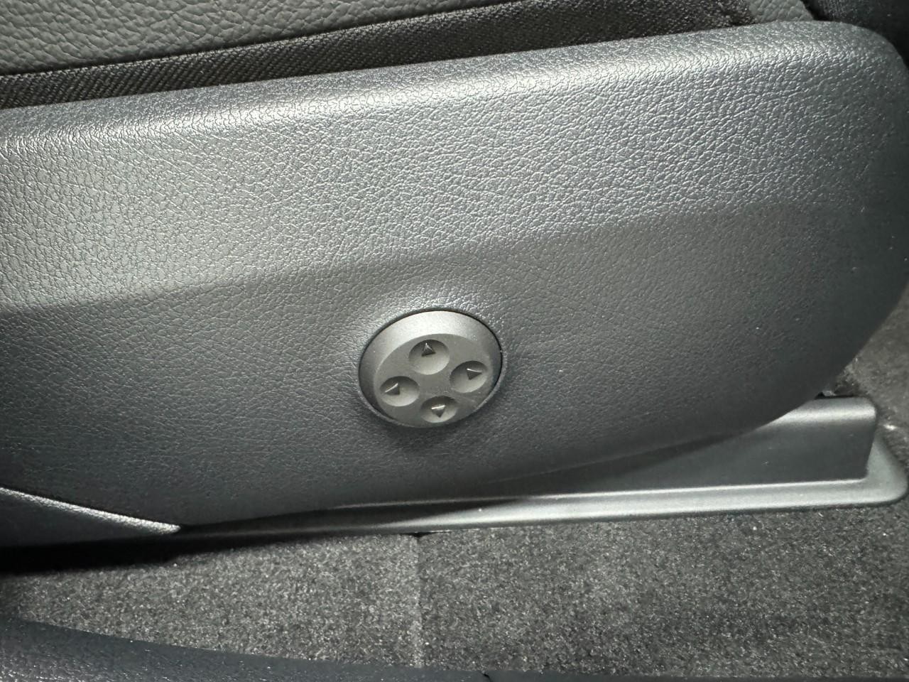 Mercedes-Benz GLC Vehicle Full-screen Gallery Image 17