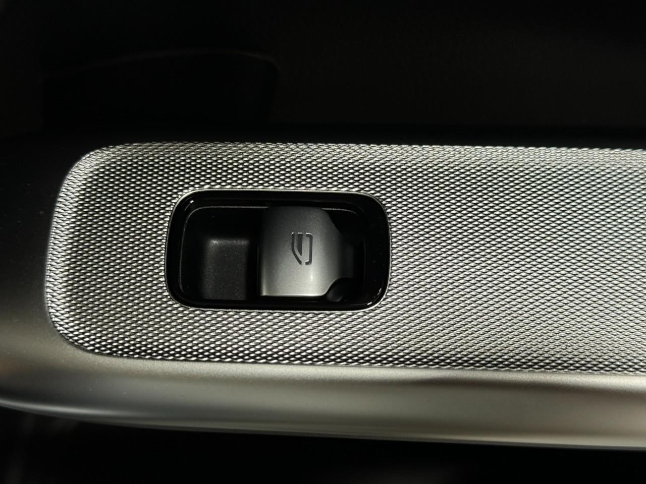 Mercedes-Benz GLC Vehicle Full-screen Gallery Image 20