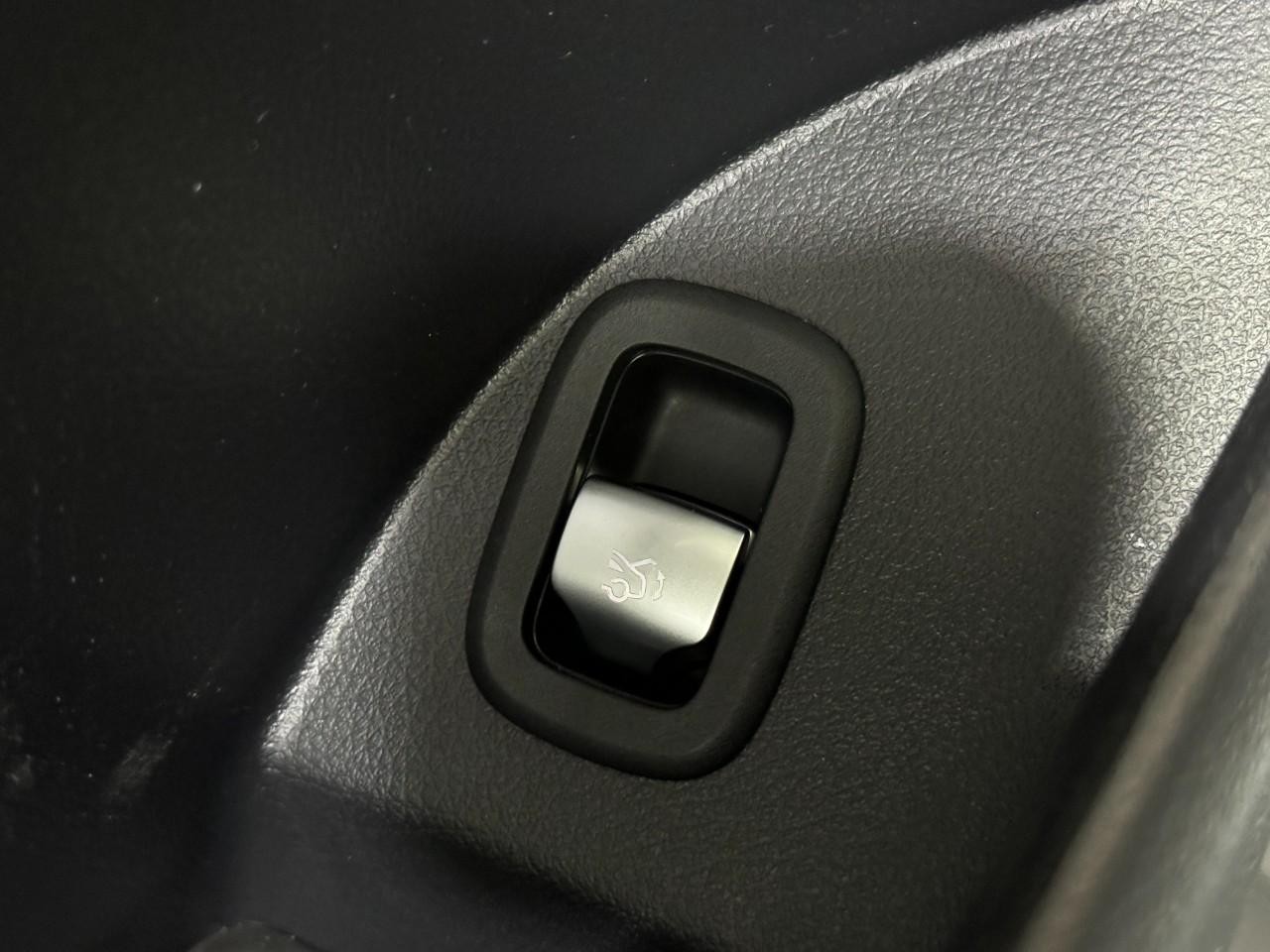 Mercedes-Benz GLC Vehicle Full-screen Gallery Image 24