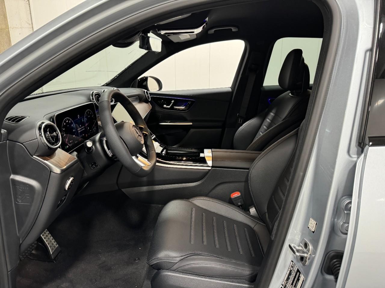 Mercedes-Benz GLC Vehicle Full-screen Gallery Image 25