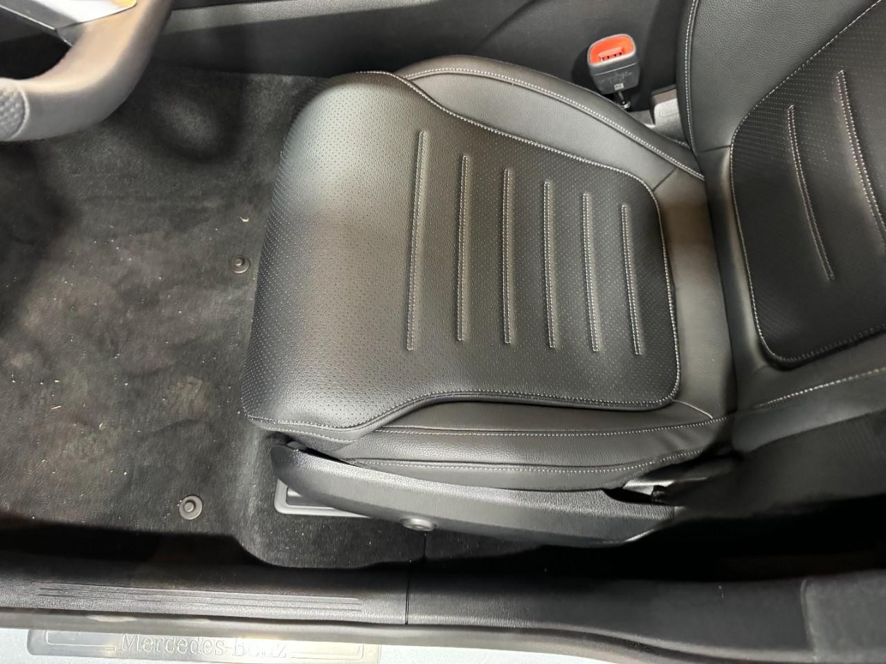 Mercedes-Benz GLC Vehicle Full-screen Gallery Image 26