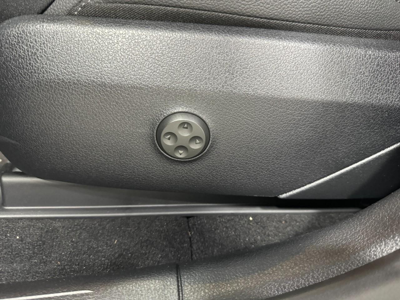 Mercedes-Benz GLC Vehicle Full-screen Gallery Image 27