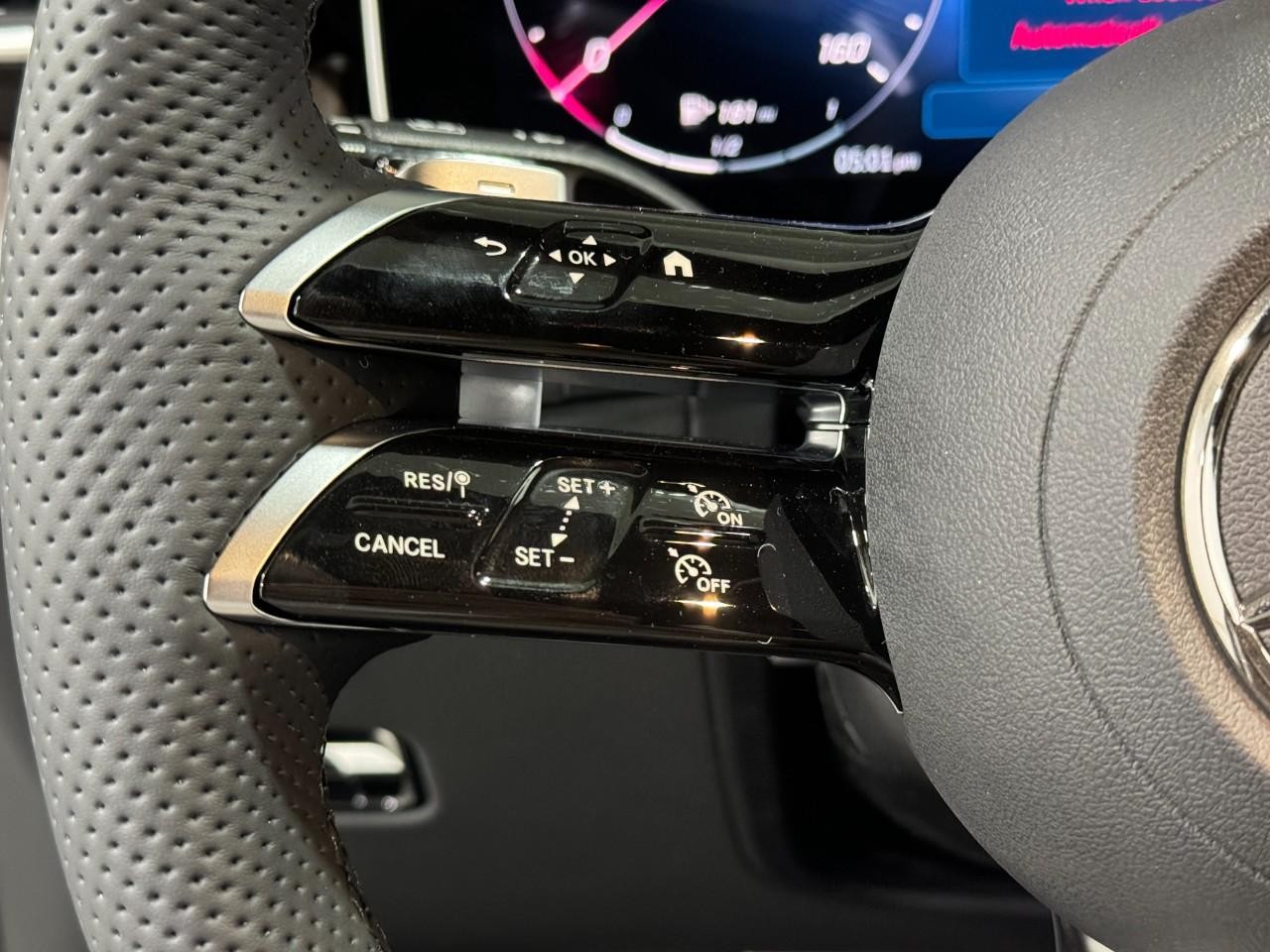 Mercedes-Benz GLC Vehicle Full-screen Gallery Image 29