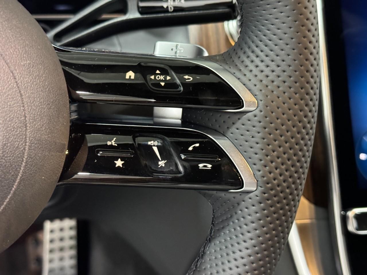 Mercedes-Benz GLC Vehicle Full-screen Gallery Image 30