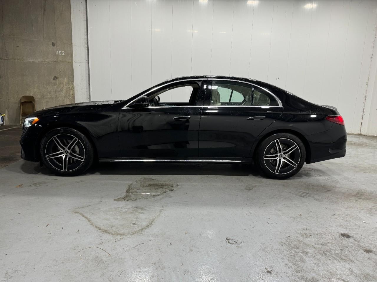 Mercedes-Benz E-Class Vehicle Full-screen Gallery Image 2