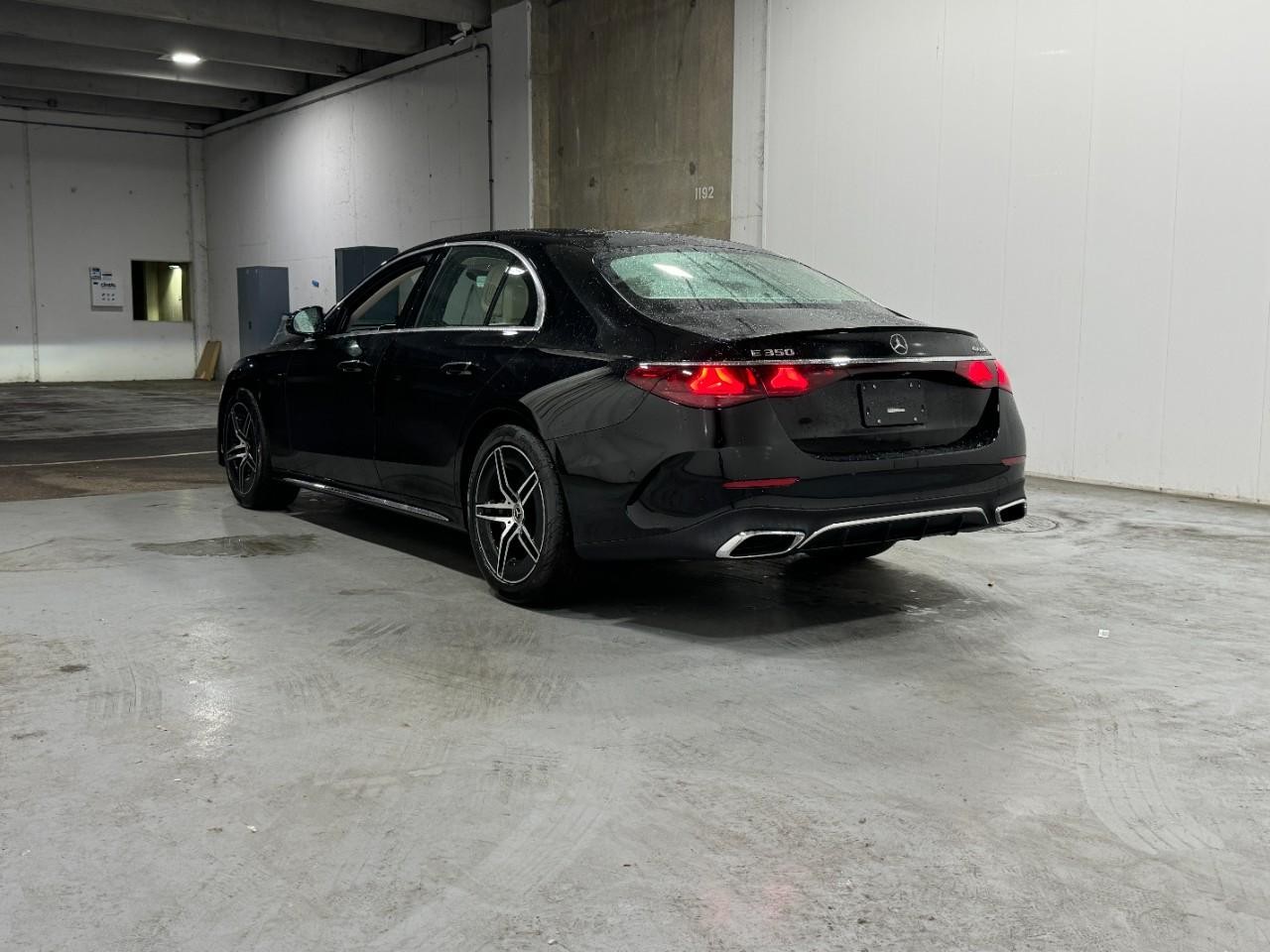 Mercedes-Benz E-Class Vehicle Full-screen Gallery Image 3