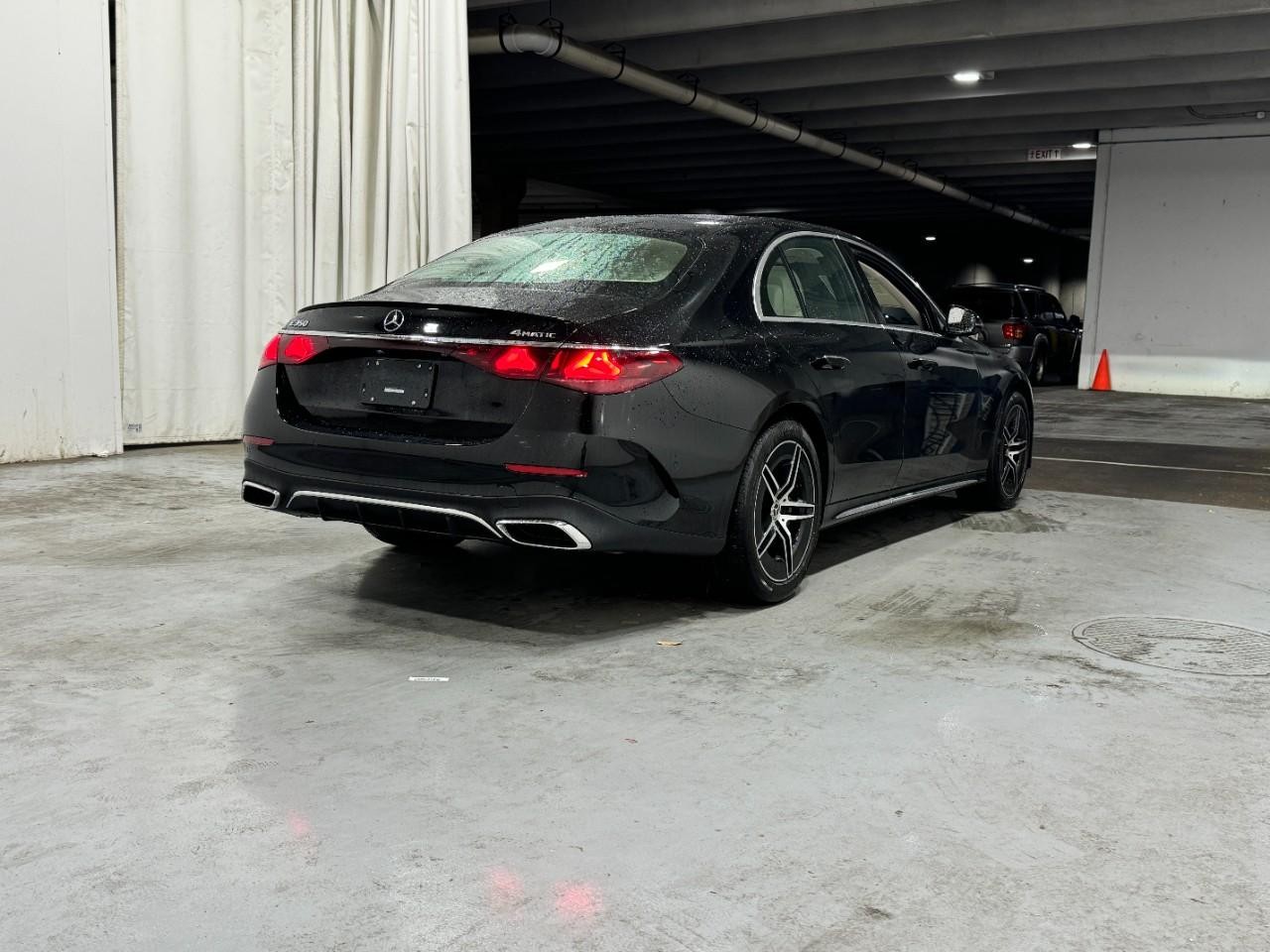 Mercedes-Benz E-Class Vehicle Full-screen Gallery Image 4