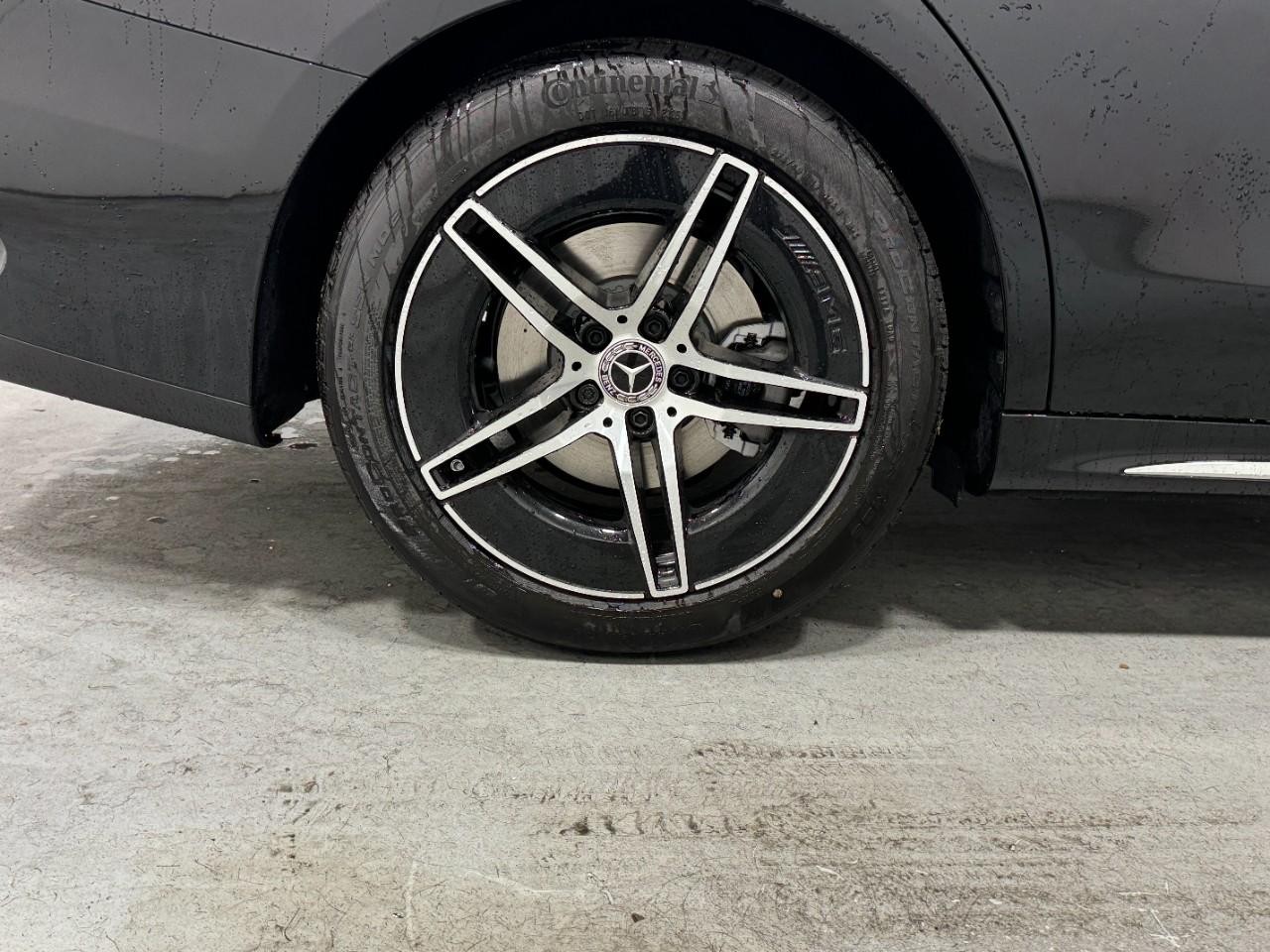 Mercedes-Benz E-Class Vehicle Full-screen Gallery Image 5