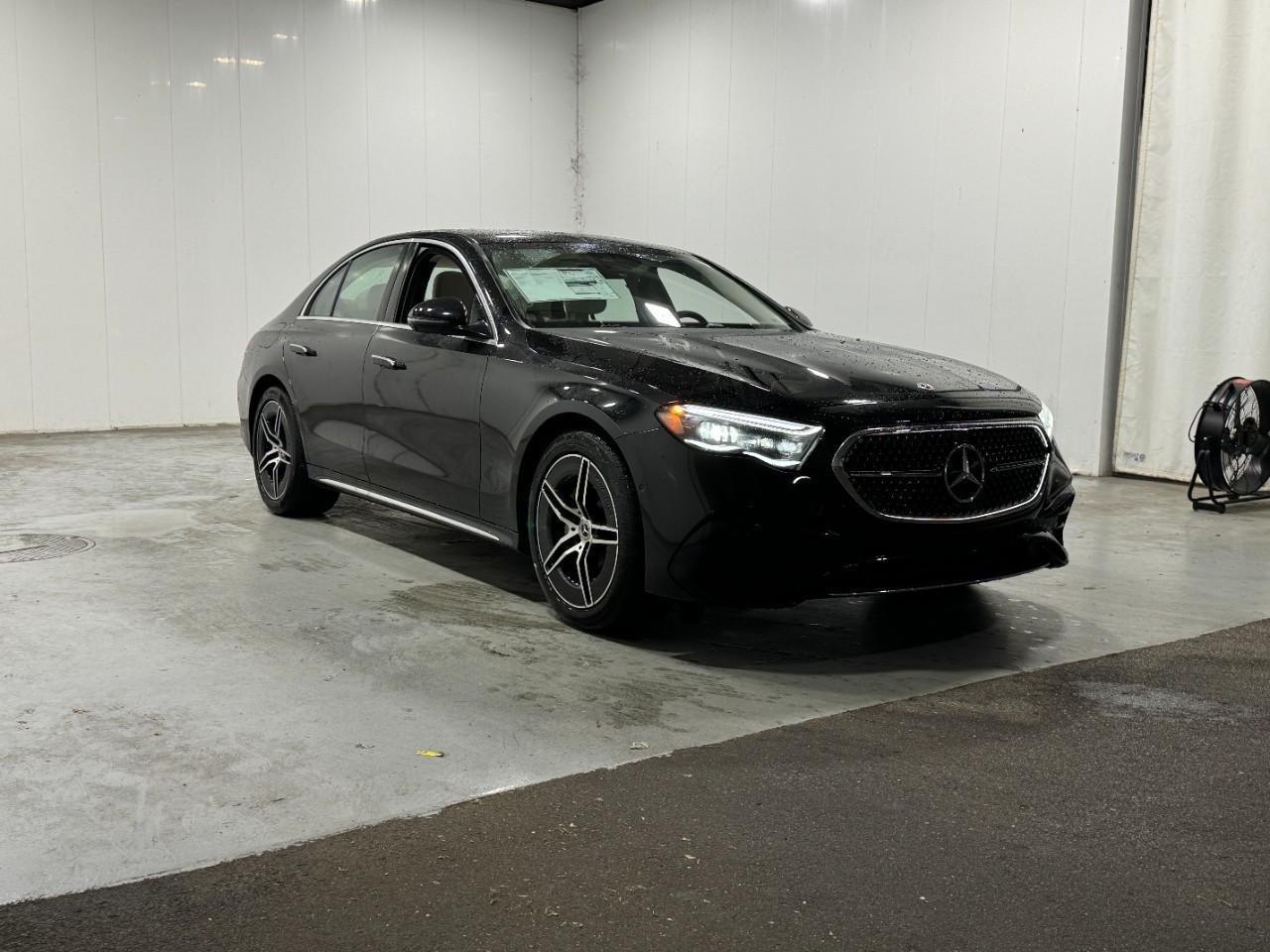 Mercedes-Benz E-Class Vehicle Full-screen Gallery Image 6