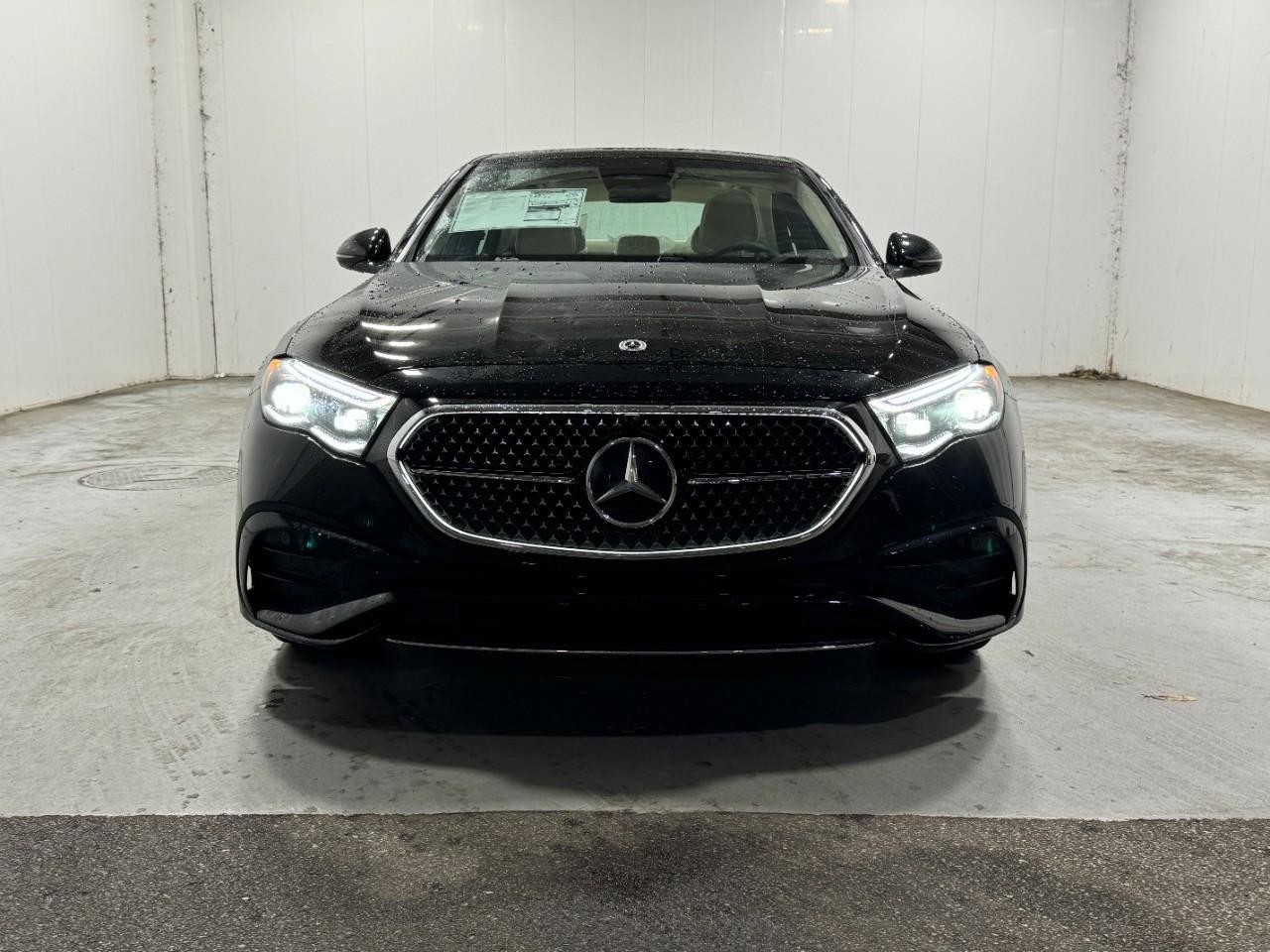 Mercedes-Benz E-Class Vehicle Full-screen Gallery Image 7