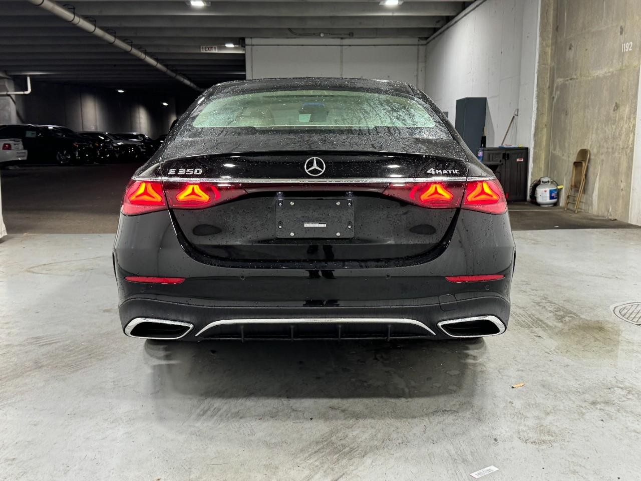 Mercedes-Benz E-Class Vehicle Full-screen Gallery Image 8