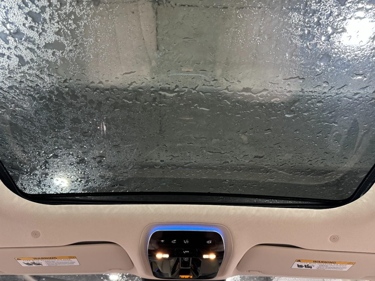 Mercedes-Benz E-Class Vehicle Full-screen Gallery Image 9