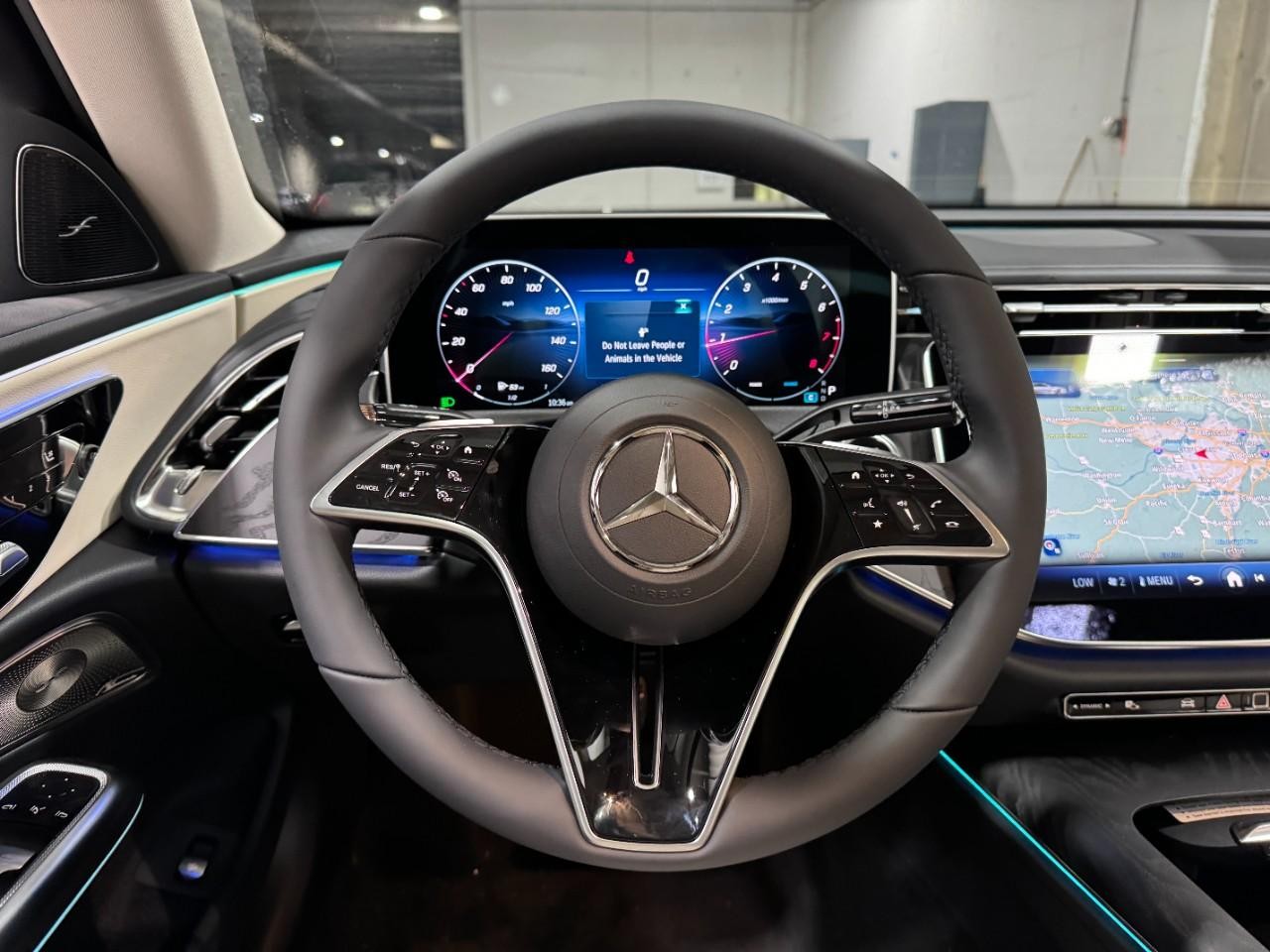 Mercedes-Benz E-Class Vehicle Full-screen Gallery Image 11