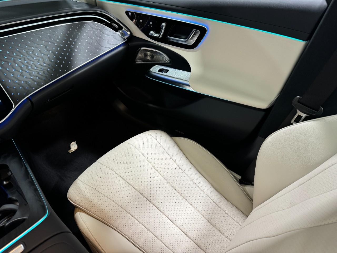 Mercedes-Benz E-Class Vehicle Full-screen Gallery Image 14