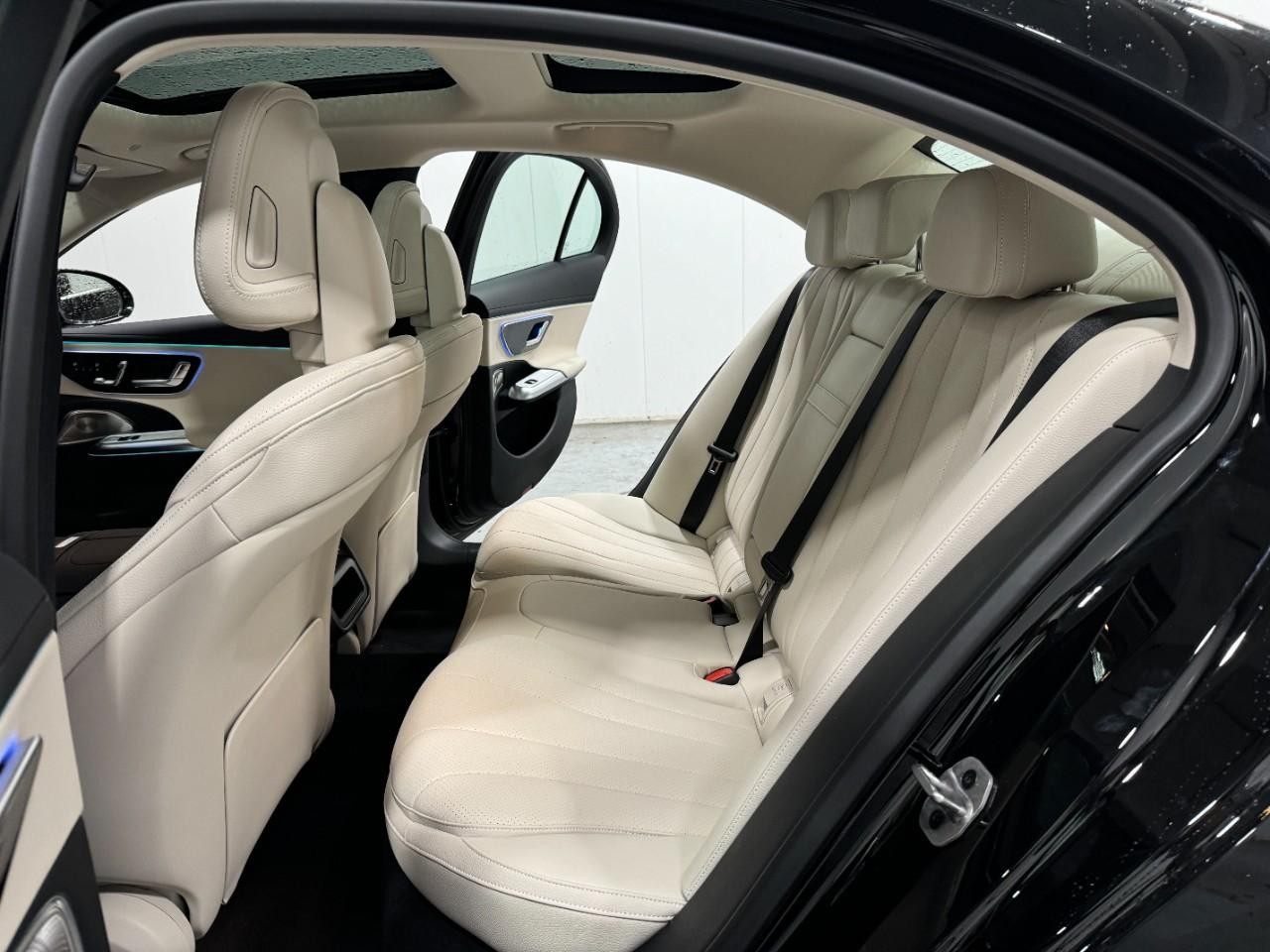 Mercedes-Benz E-Class Vehicle Full-screen Gallery Image 15