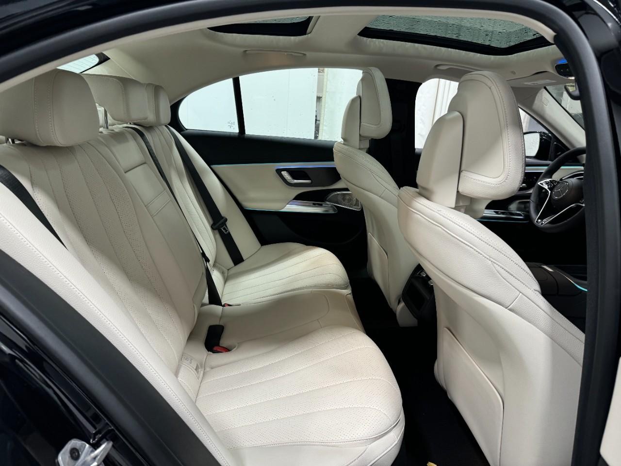 Mercedes-Benz E-Class Vehicle Full-screen Gallery Image 16