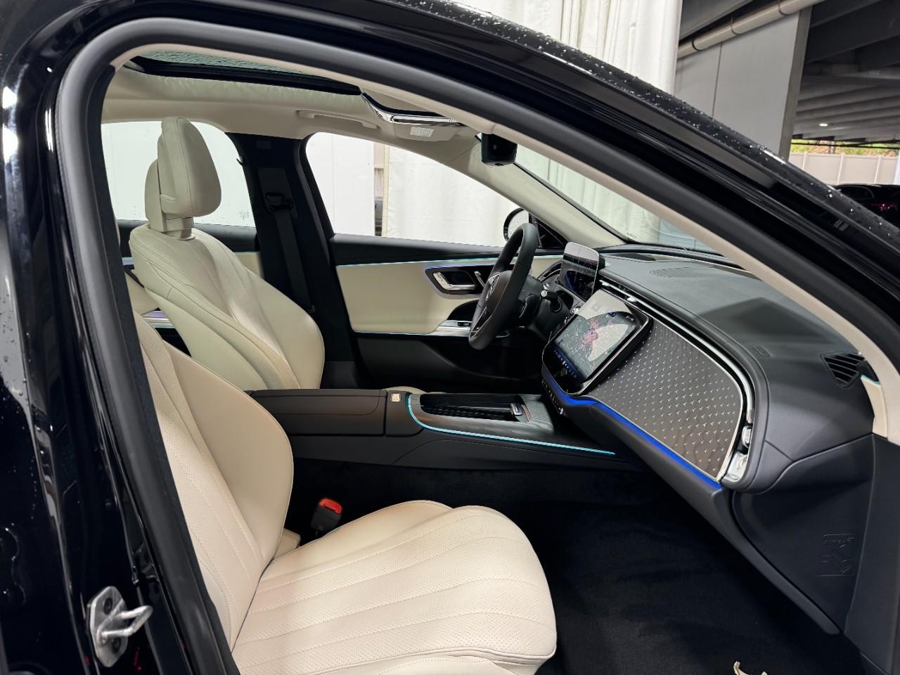 Mercedes-Benz E-Class Vehicle Full-screen Gallery Image 17