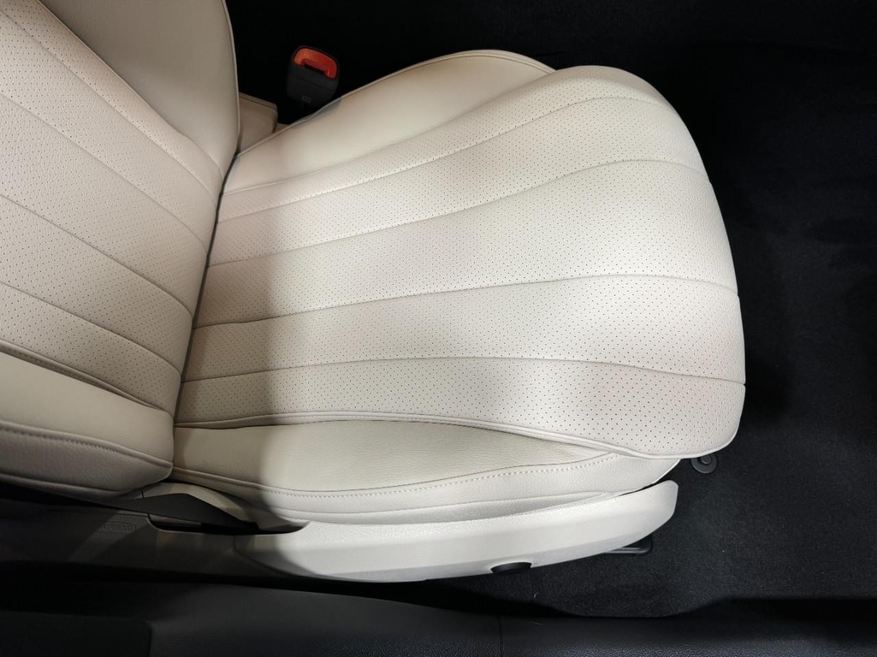 Mercedes-Benz E-Class Vehicle Full-screen Gallery Image 18