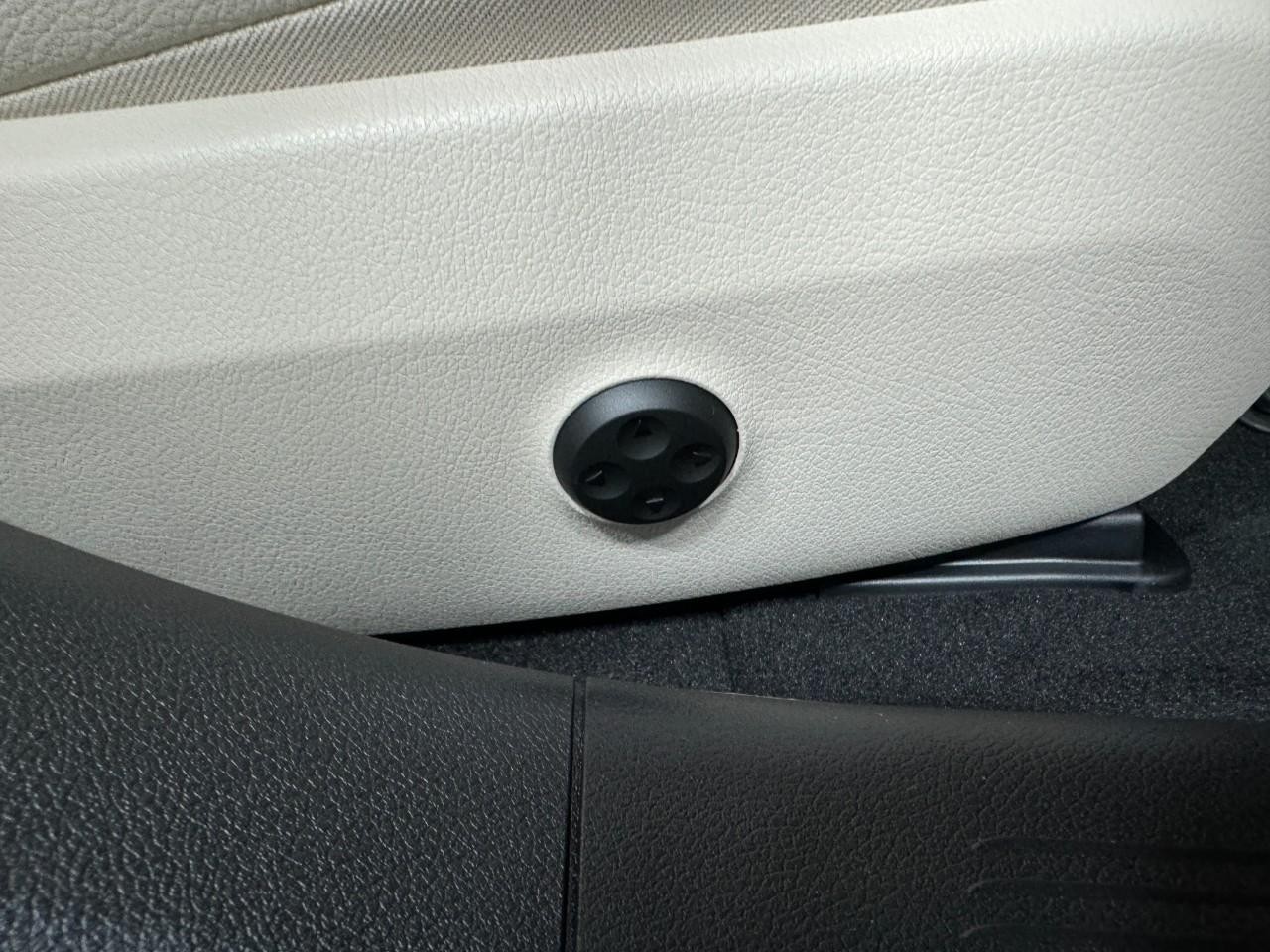 Mercedes-Benz E-Class Vehicle Full-screen Gallery Image 19