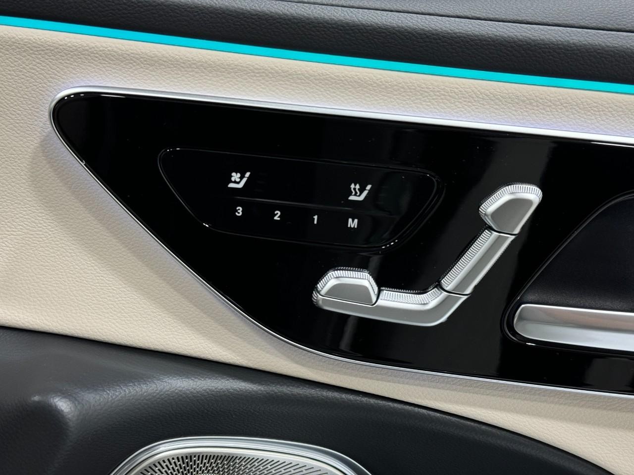 Mercedes-Benz E-Class Vehicle Full-screen Gallery Image 20