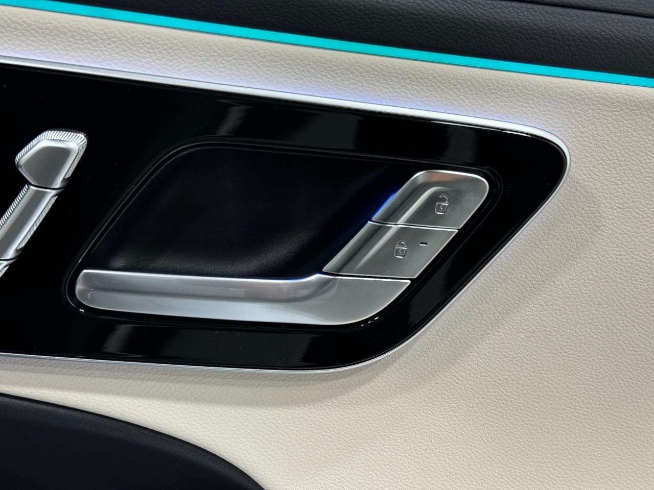 Mercedes-Benz E-Class Vehicle Full-screen Gallery Image 21