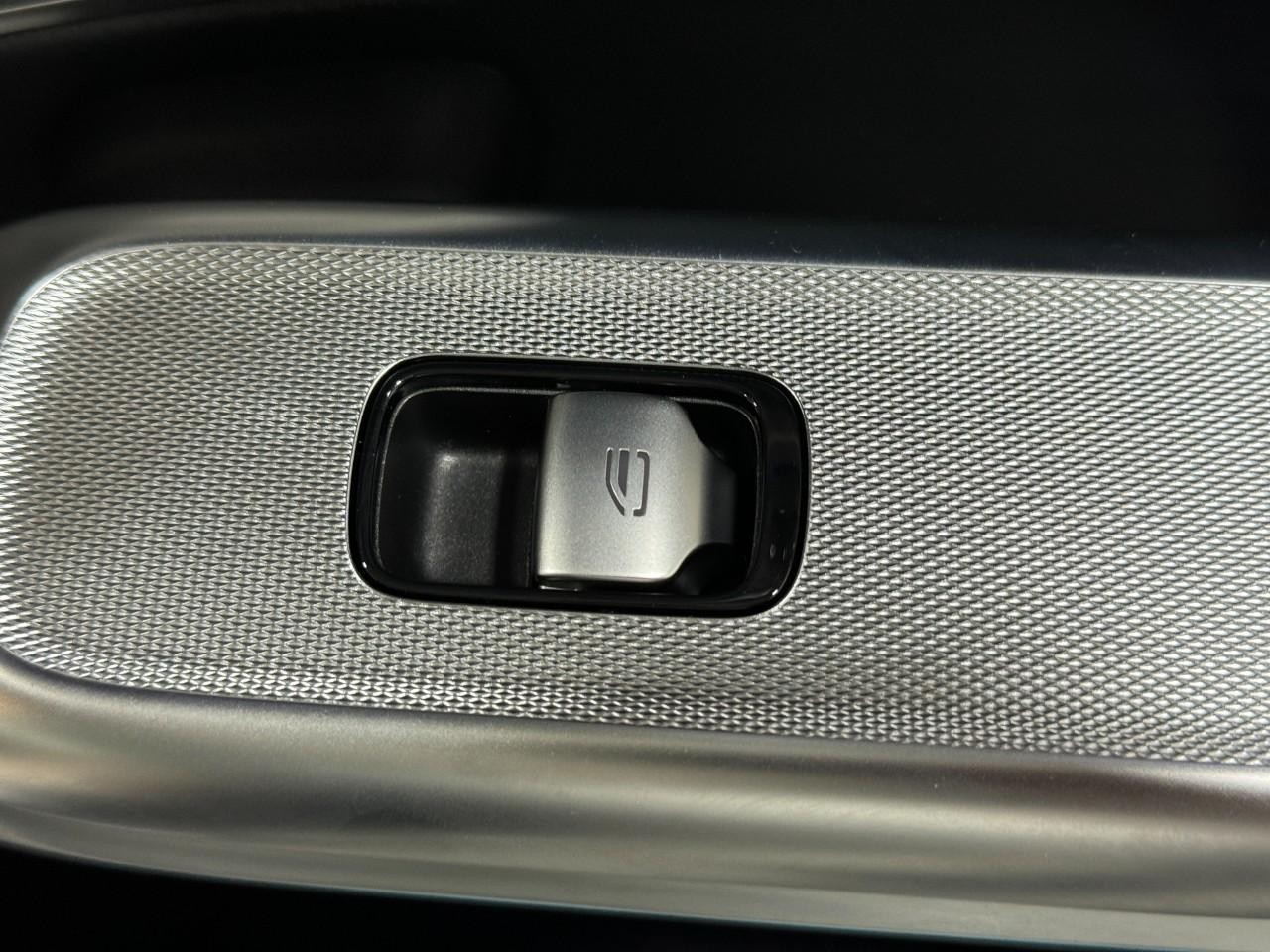 Mercedes-Benz E-Class Vehicle Full-screen Gallery Image 22