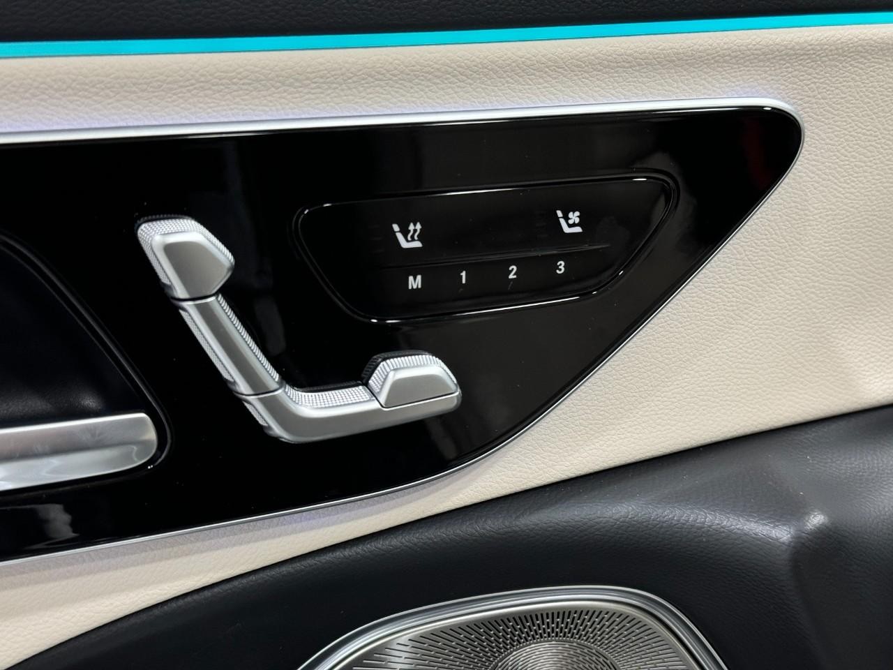 Mercedes-Benz E-Class Vehicle Full-screen Gallery Image 23