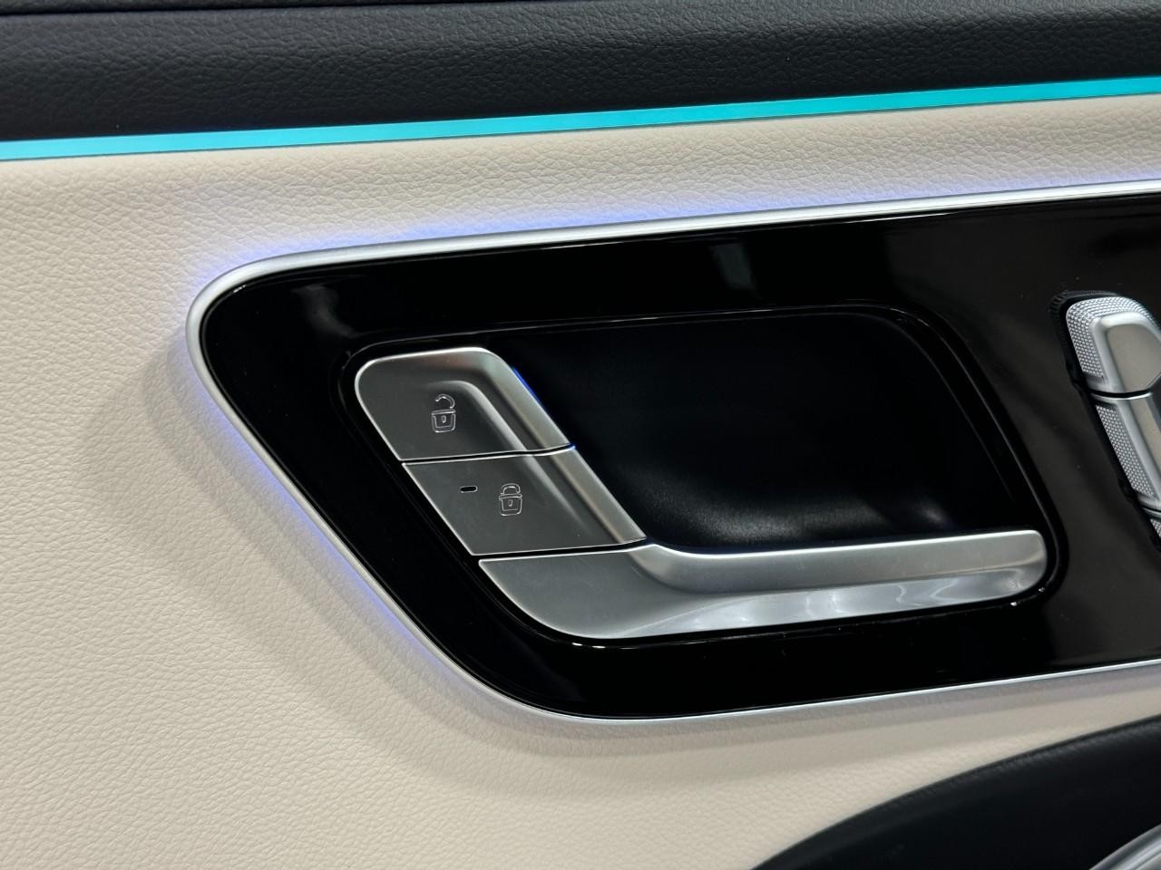 Mercedes-Benz E-Class Vehicle Full-screen Gallery Image 24