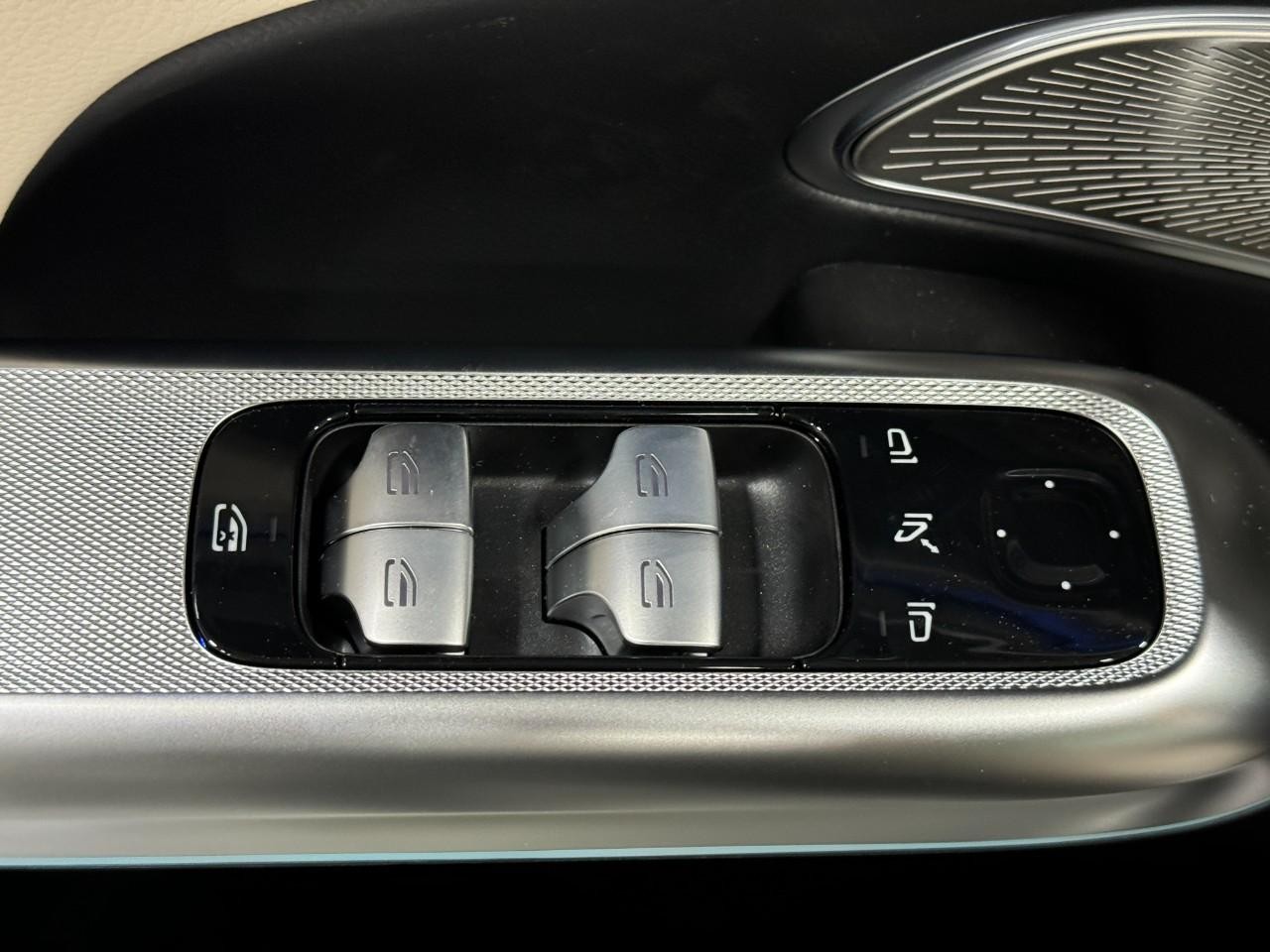 Mercedes-Benz E-Class Vehicle Full-screen Gallery Image 25