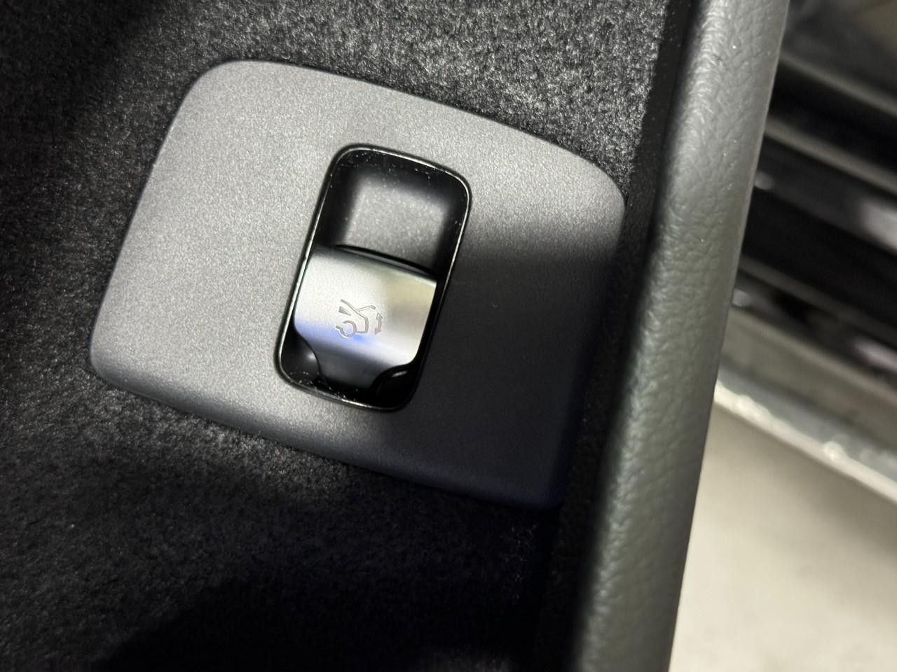 Mercedes-Benz E-Class Vehicle Full-screen Gallery Image 26