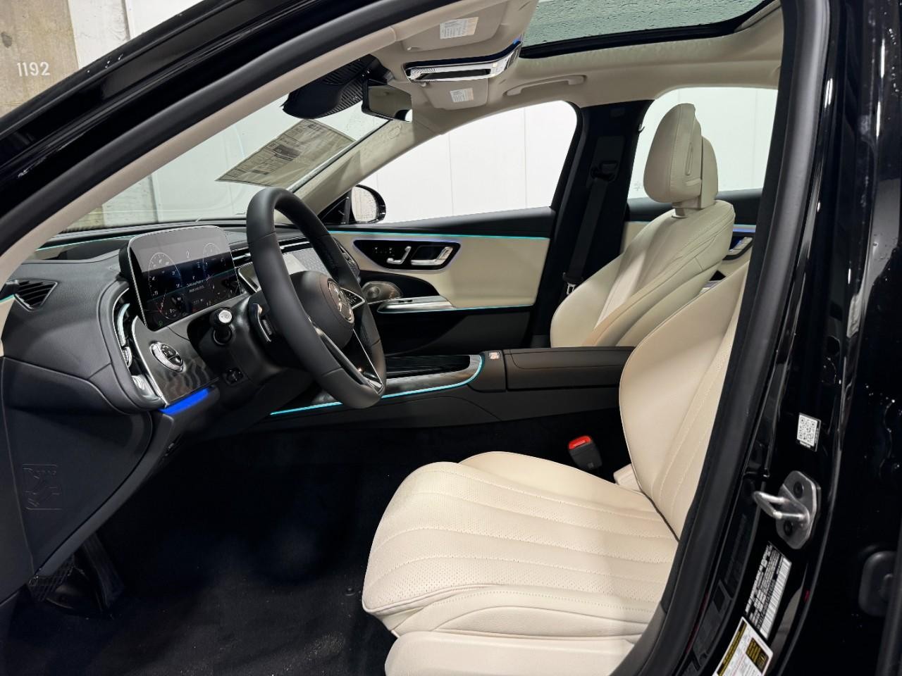 Mercedes-Benz E-Class Vehicle Full-screen Gallery Image 27