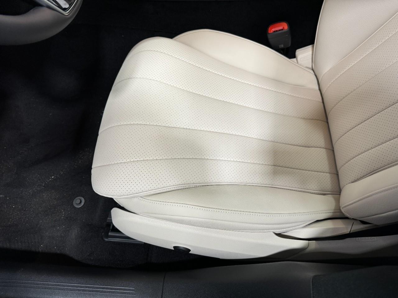 Mercedes-Benz E-Class Vehicle Full-screen Gallery Image 28