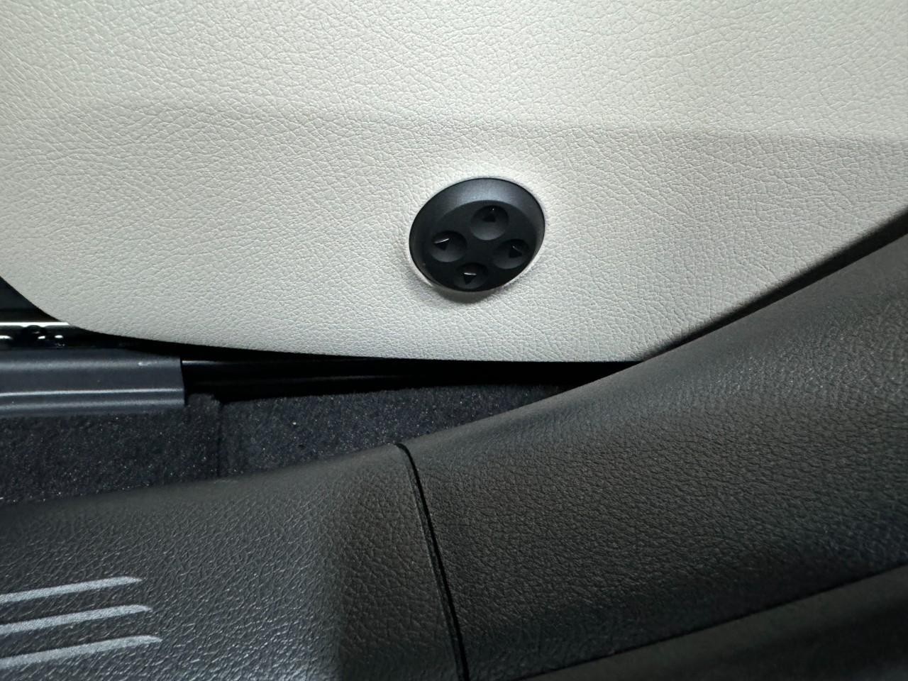 Mercedes-Benz E-Class Vehicle Full-screen Gallery Image 29