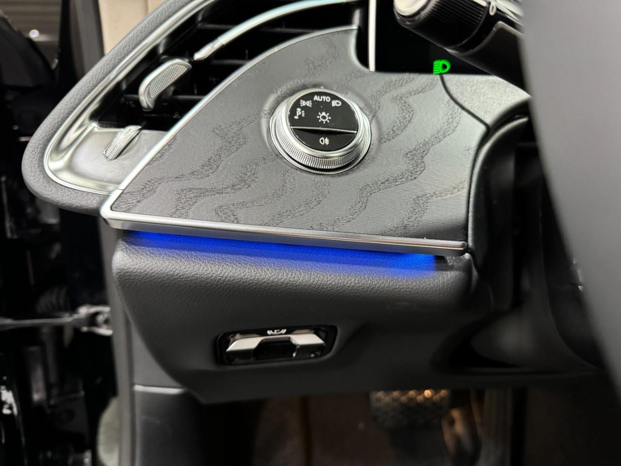 Mercedes-Benz E-Class Vehicle Full-screen Gallery Image 30