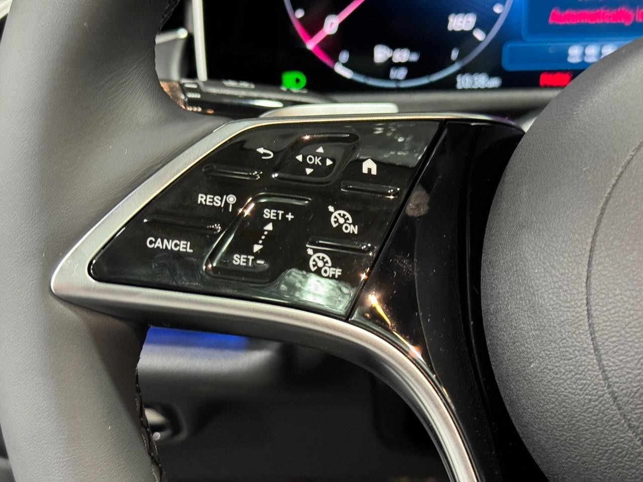 Mercedes-Benz E-Class Vehicle Full-screen Gallery Image 31