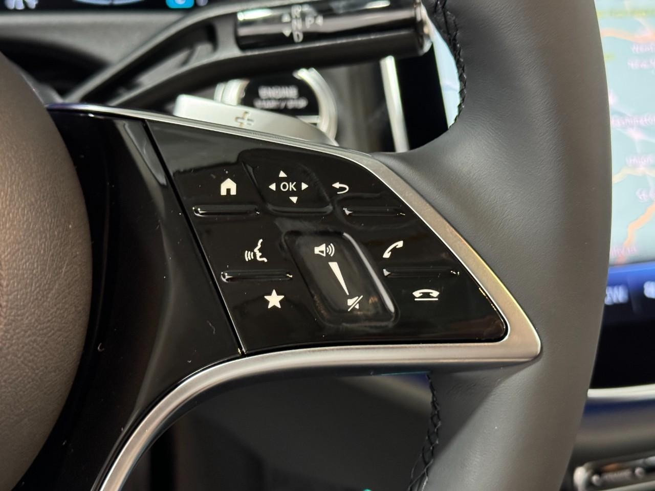 Mercedes-Benz E-Class Vehicle Full-screen Gallery Image 32