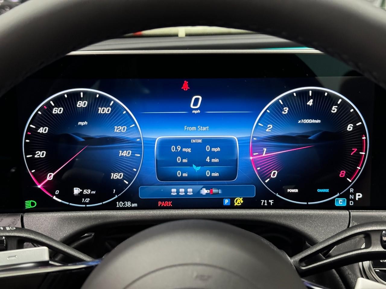 Mercedes-Benz E-Class Vehicle Full-screen Gallery Image 33