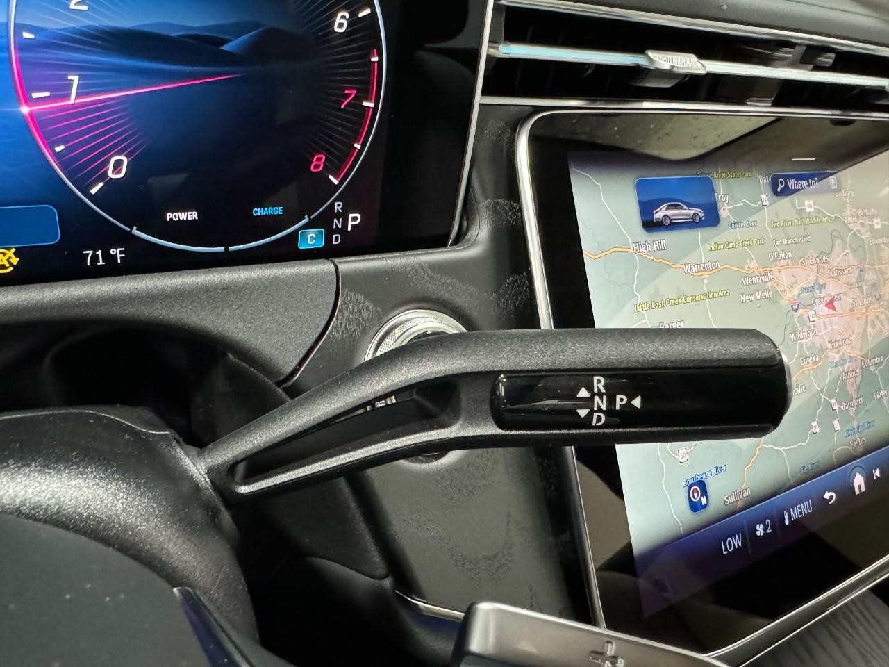 Mercedes-Benz E-Class Vehicle Full-screen Gallery Image 34