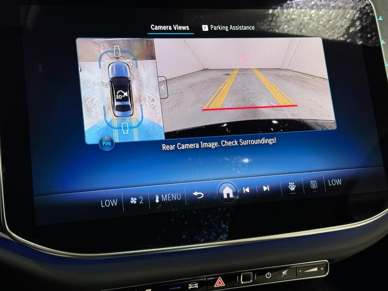 Mercedes-Benz E-Class Vehicle Full-screen Gallery Image 35