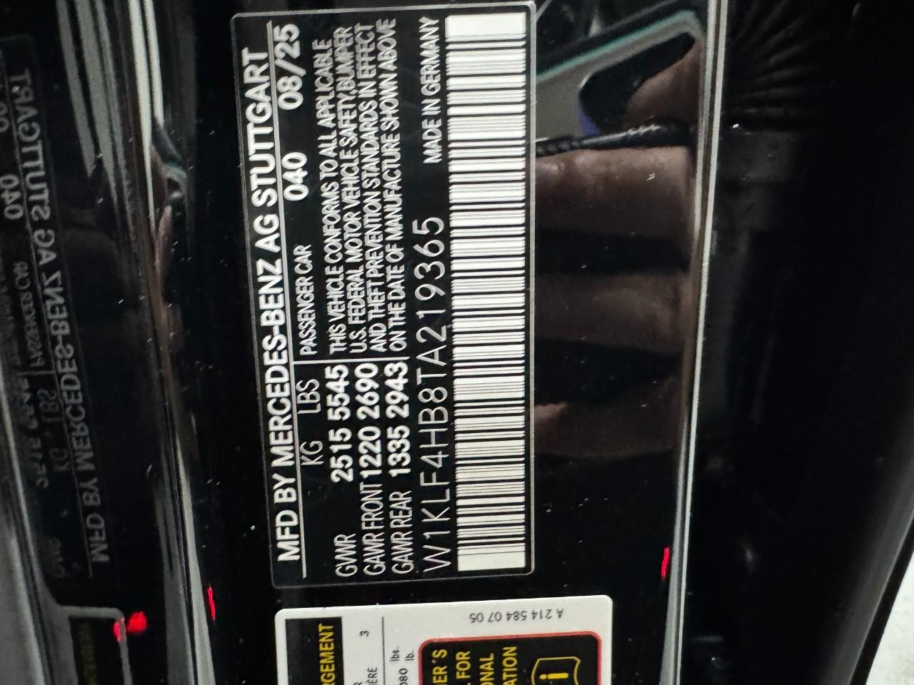 Mercedes-Benz E-Class Vehicle Full-screen Gallery Image 36