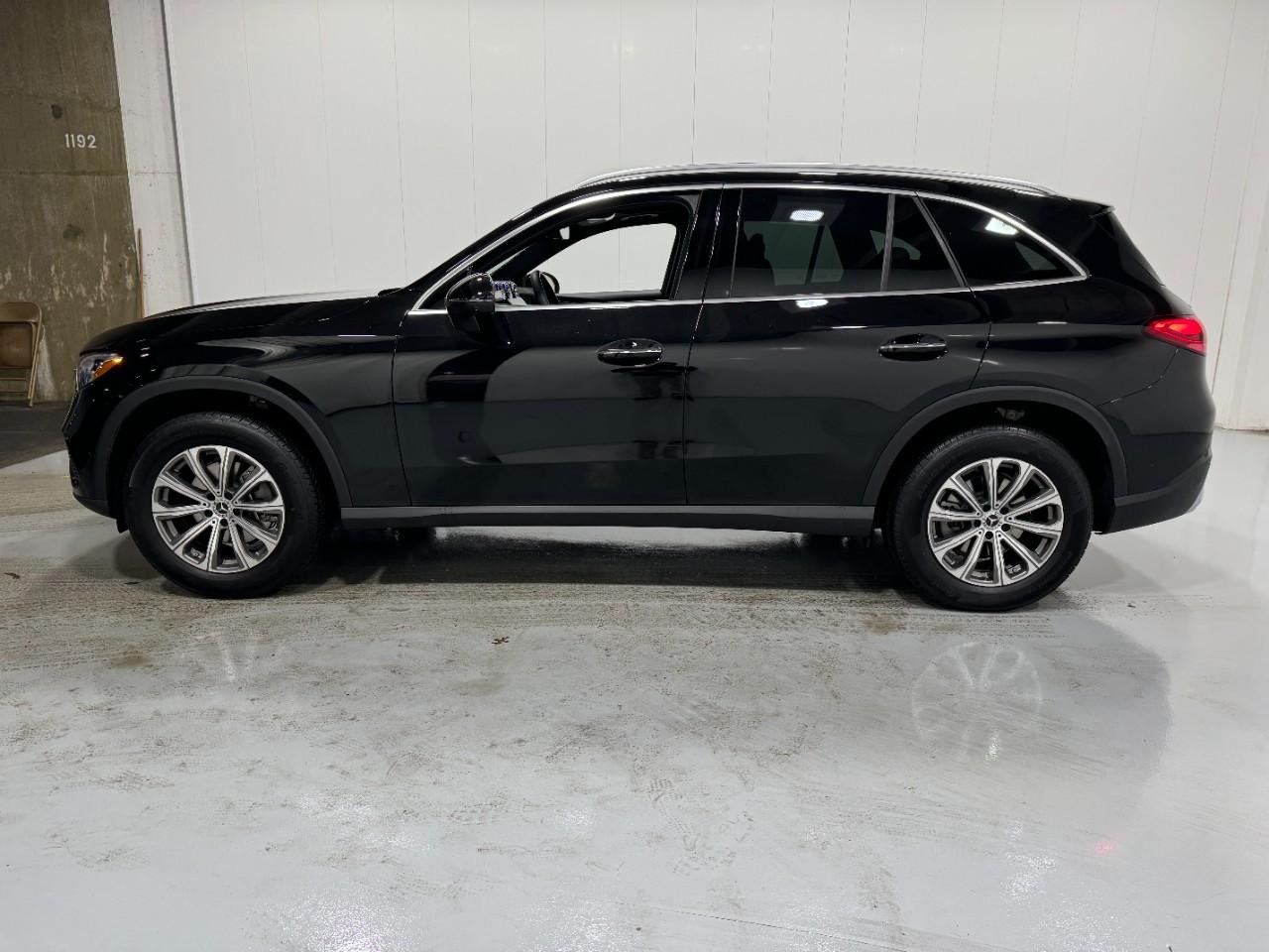 Mercedes-Benz GLC Vehicle Full-screen Gallery Image 2