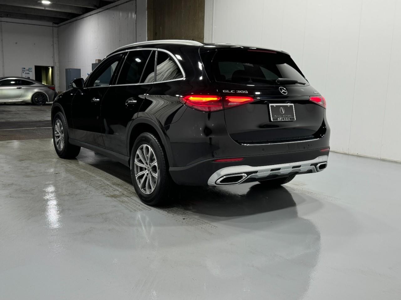 Mercedes-Benz GLC Vehicle Full-screen Gallery Image 3