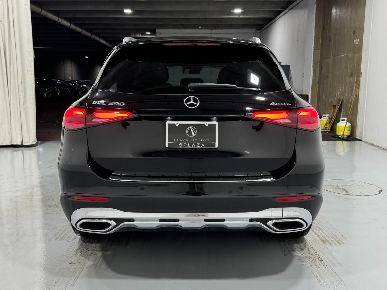 Mercedes-Benz GLC Vehicle Full-screen Gallery Image 9