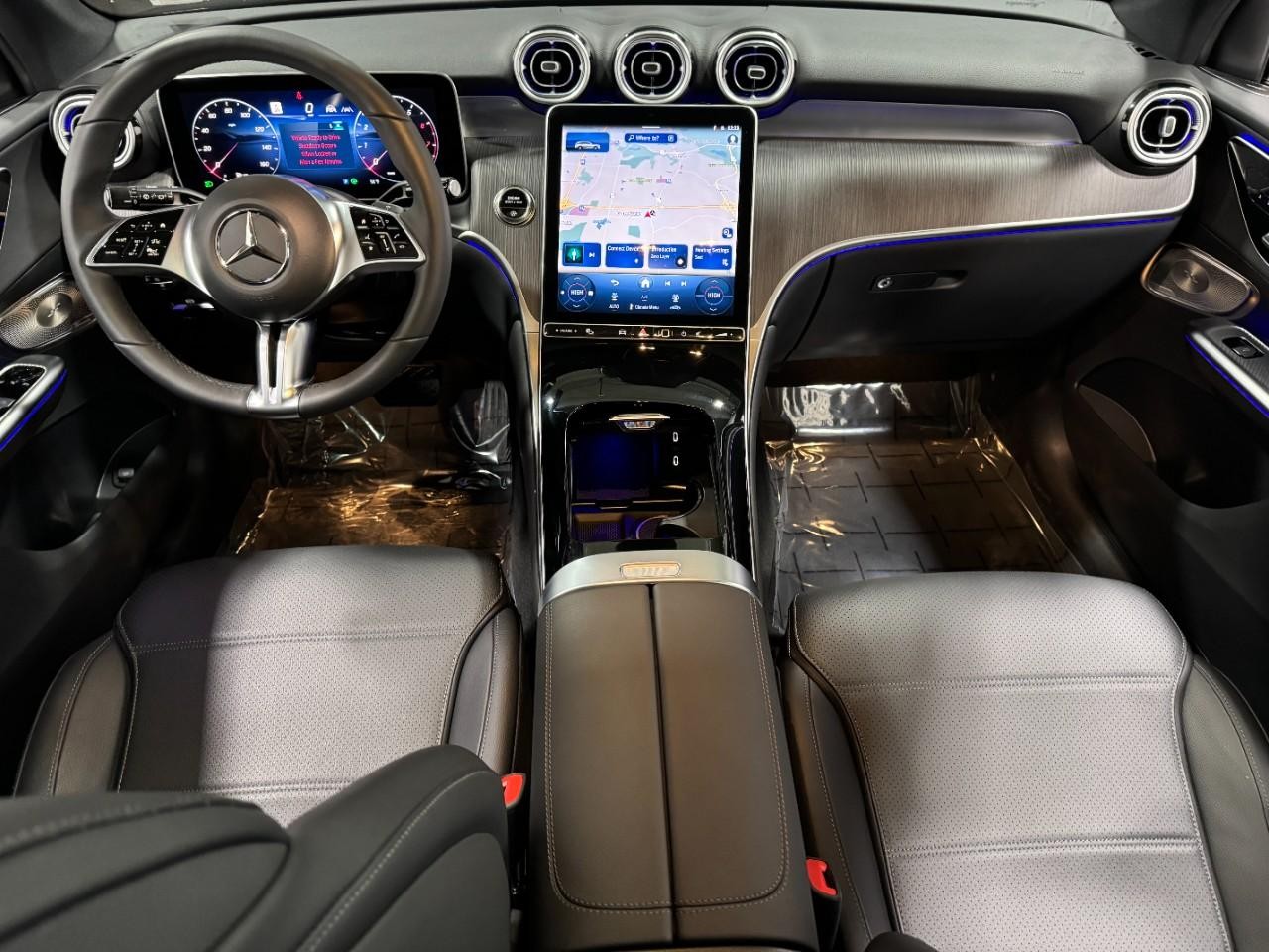 Mercedes-Benz GLC Vehicle Full-screen Gallery Image 12